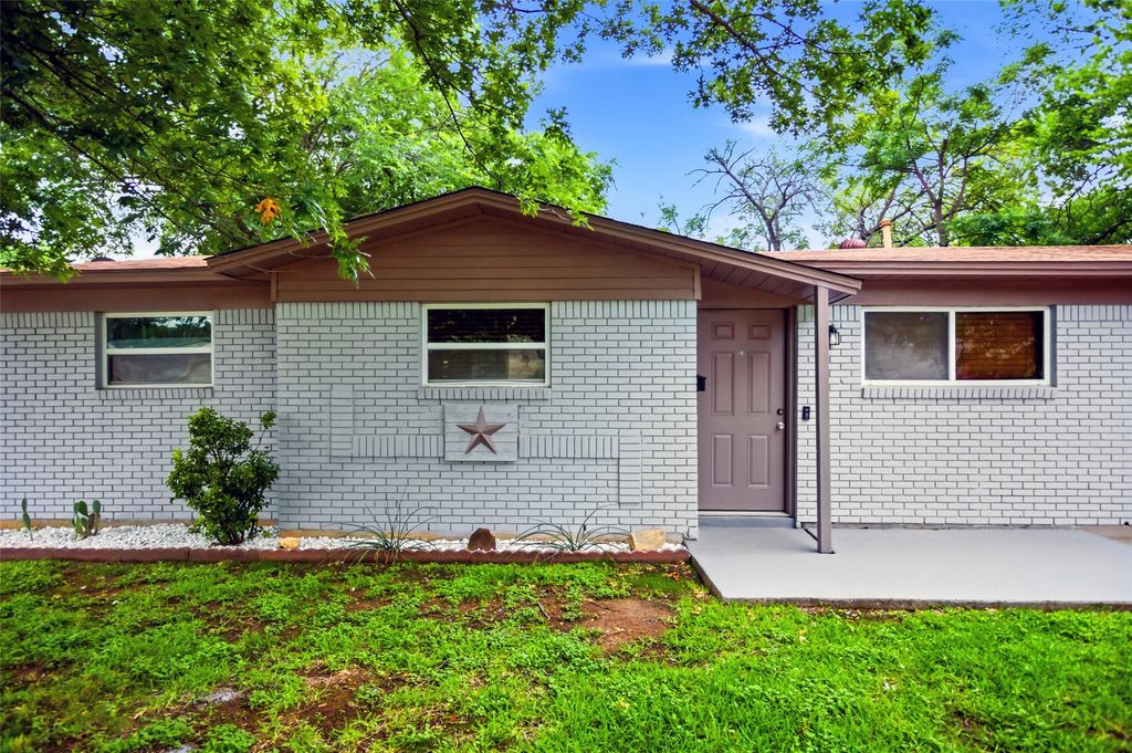 2004 Alan A Dale Road, Arlington, TX 76013