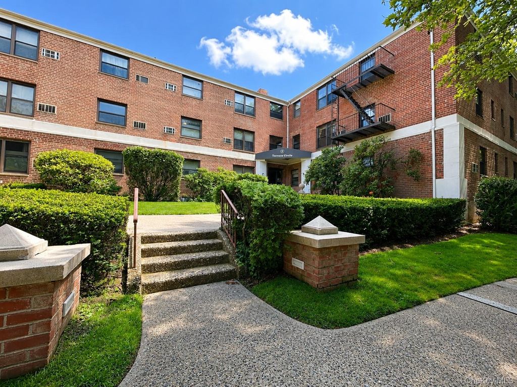 5 Terrace Circle 1H, Great Neck, NY 11021 — photo 2