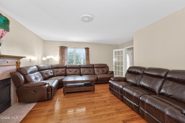 4 Cheshire Court, Albany, NY 12209