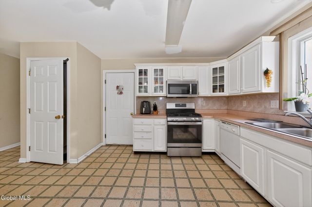 4 Cheshire Court, Albany, NY 12209