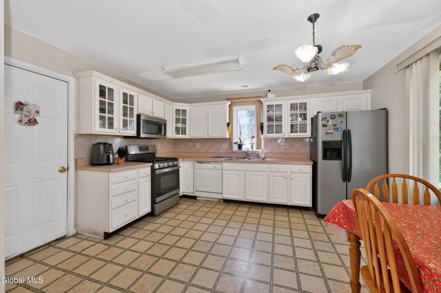 4 Cheshire Court, Albany, NY 12209