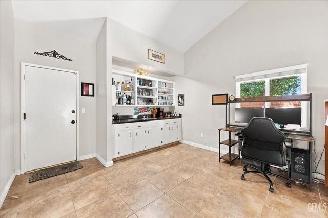 308 Swan Court, Bakersfield, CA 93309