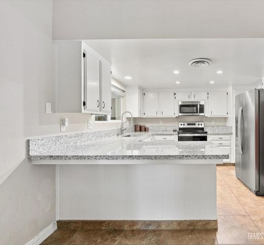 308 Swan Court, Bakersfield, CA 93309