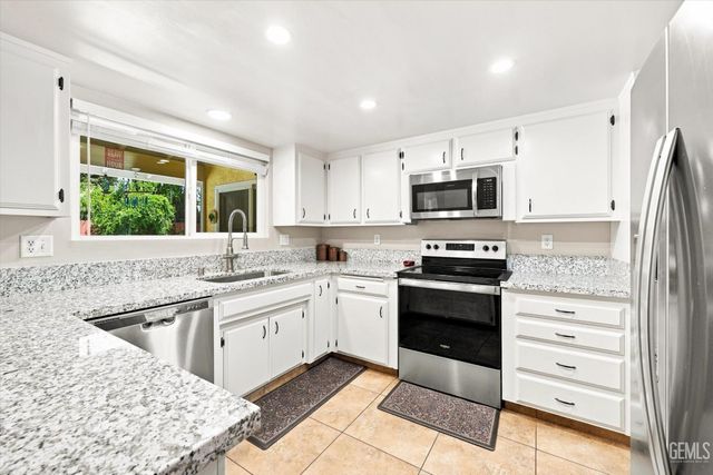 308 Swan Court, Bakersfield, CA 93309