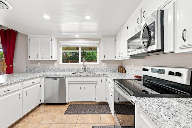 308 Swan Court, Bakersfield, CA 93309