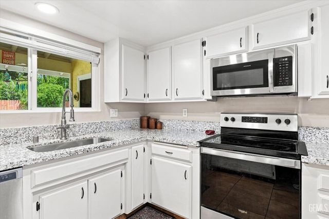308 Swan Court, Bakersfield, CA 93309