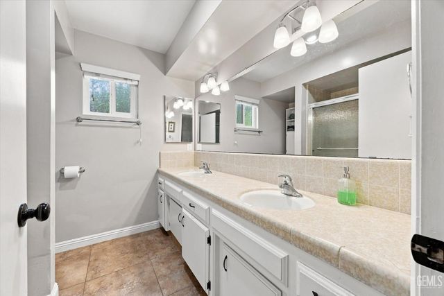308 Swan Court, Bakersfield, CA 93309