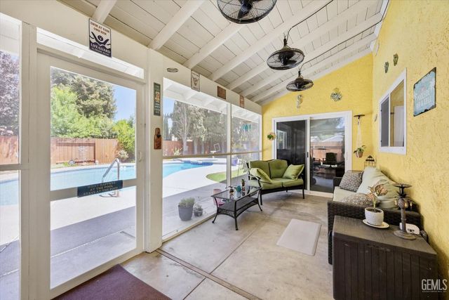 308 Swan Court, Bakersfield, CA 93309