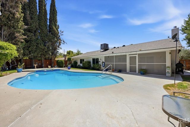308 Swan Court, Bakersfield, CA 93309