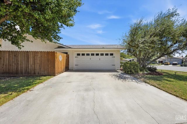 308 Swan Court, Bakersfield, CA 93309