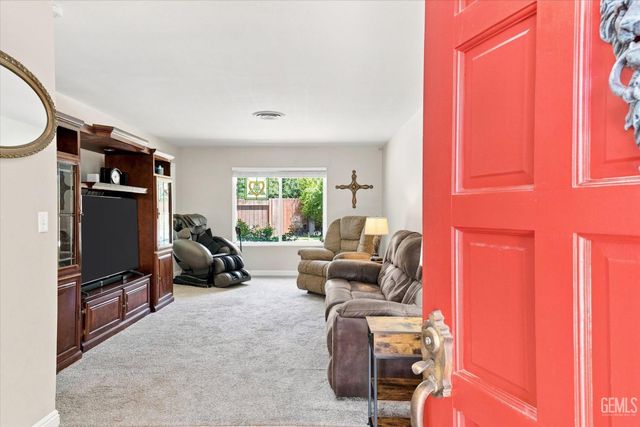 308 Swan Court, Bakersfield, CA 93309