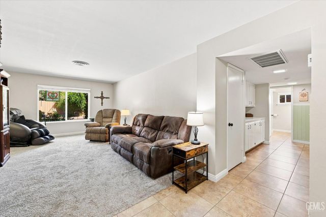 308 Swan Court, Bakersfield, CA 93309