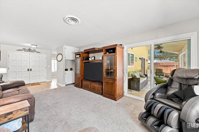 308 Swan Court, Bakersfield, CA 93309