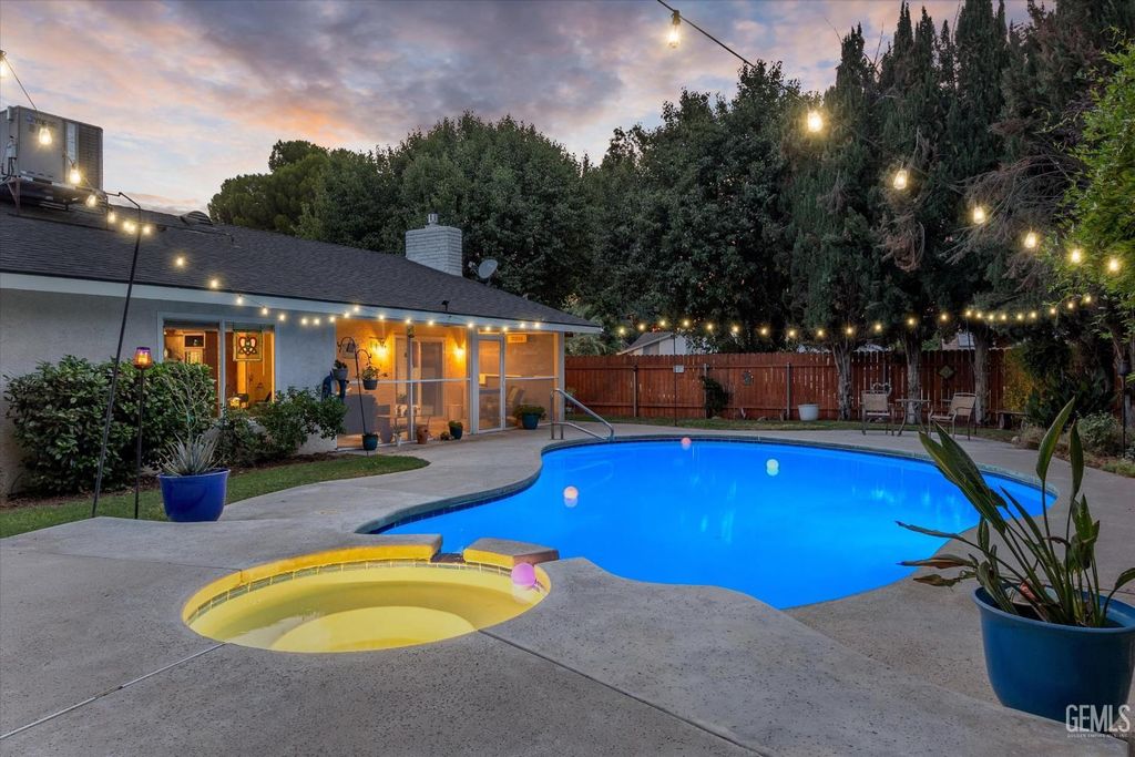 308 Swan Court, Bakersfield, CA 93309
