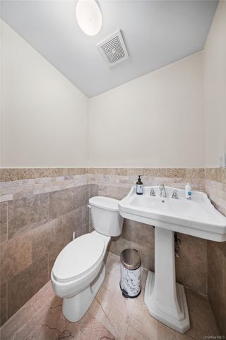 66-19 Commonwealth Boulevard, Little Neck, NY 11362