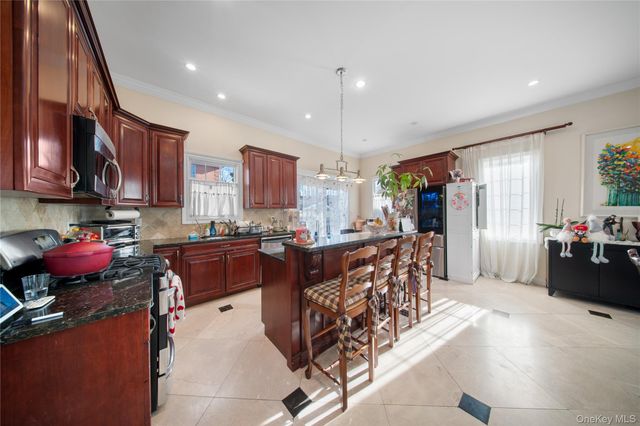 66-19 Commonwealth Boulevard, Little Neck, NY 11362