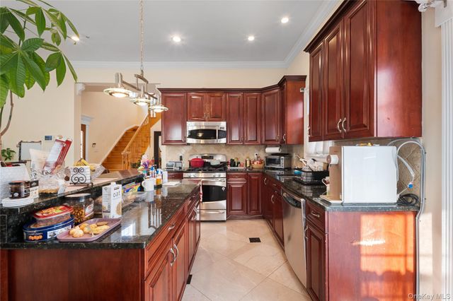 66-19 Commonwealth Boulevard, Little Neck, NY 11362