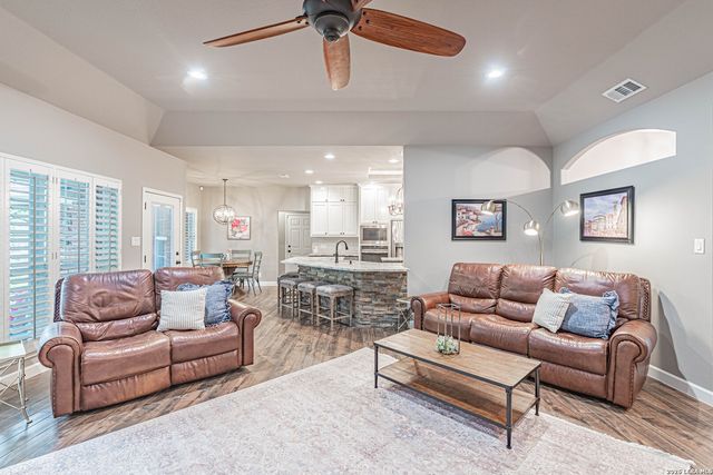 218 Deer Ridge, La Vernia, TX 78121