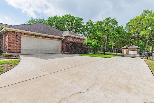 218 Deer Ridge, La Vernia, TX 78121