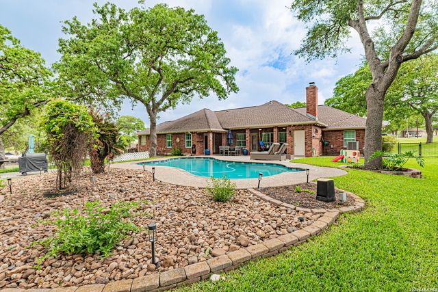 218 Deer Ridge, La Vernia, TX 78121