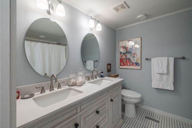114 N College ST, Gonzales, TX 78629