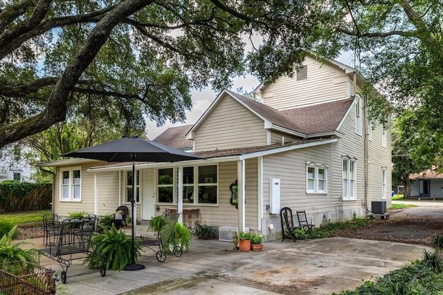114 N College ST, Gonzales, TX 78629
