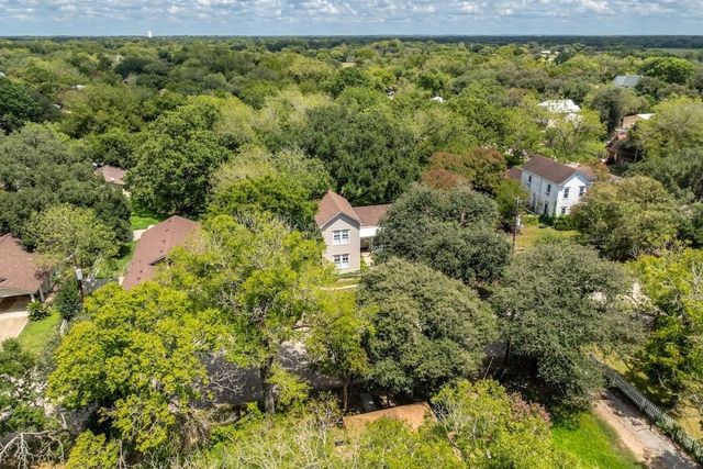 114 N College ST, Gonzales, TX 78629