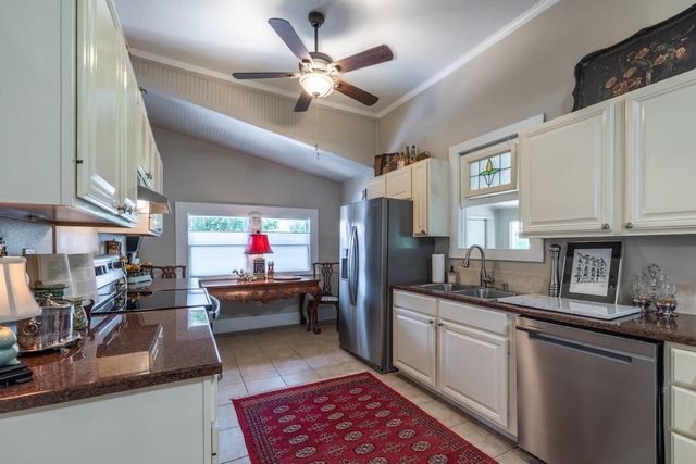 114 N College ST, Gonzales, TX 78629