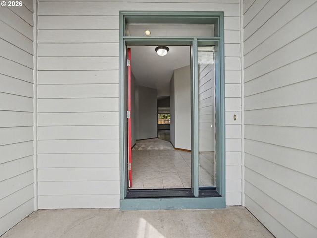 18368 MEADOW Ave, Sandy, OR 97055