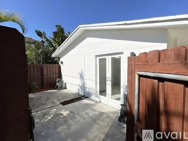 2308 NW 3rd Avenue 4, Wilton Manors, FL 33311