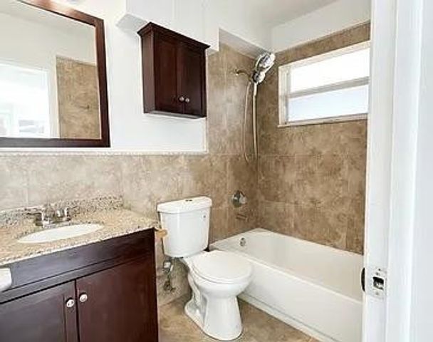 2308 NW 3rd Avenue 4, Wilton Manors, FL 33311