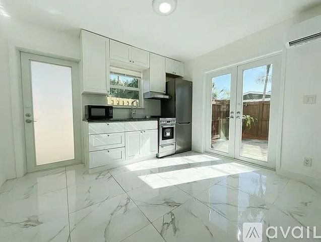 2308 NW 3rd Avenue 4, Wilton Manors, FL 33311