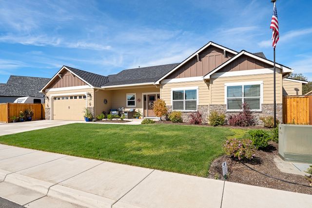 2035 Rabun Way, Central Point, OR 97502