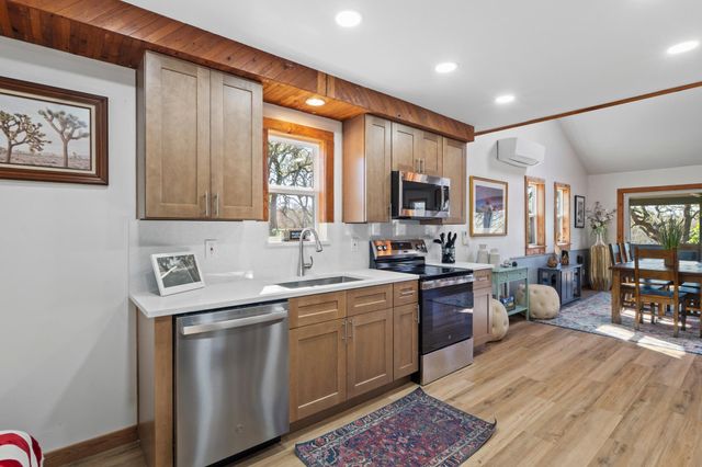 205 Shadows DR, Spicewood, TX 78669