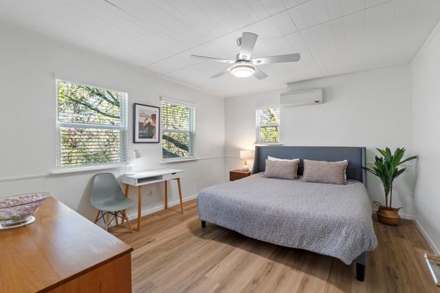 205 Shadows DR, Spicewood, TX 78669