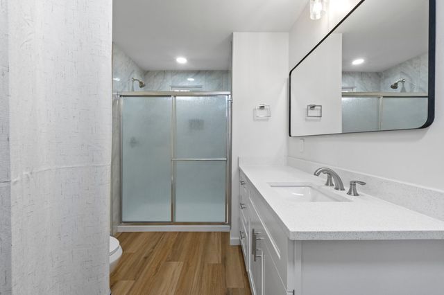 205 Shadows DR, Spicewood, TX 78669