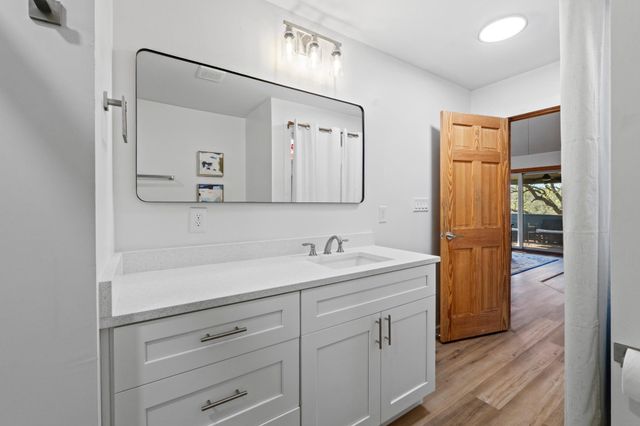 205 Shadows DR, Spicewood, TX 78669