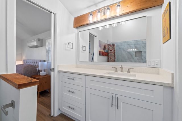 205 Shadows DR, Spicewood, TX 78669