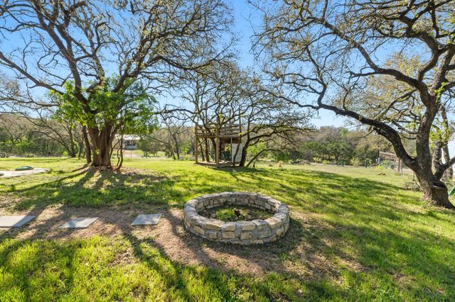 205 Shadows DR, Spicewood, TX 78669