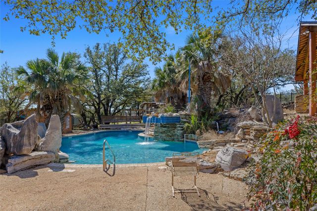 205 Shadows DR, Spicewood, TX 78669