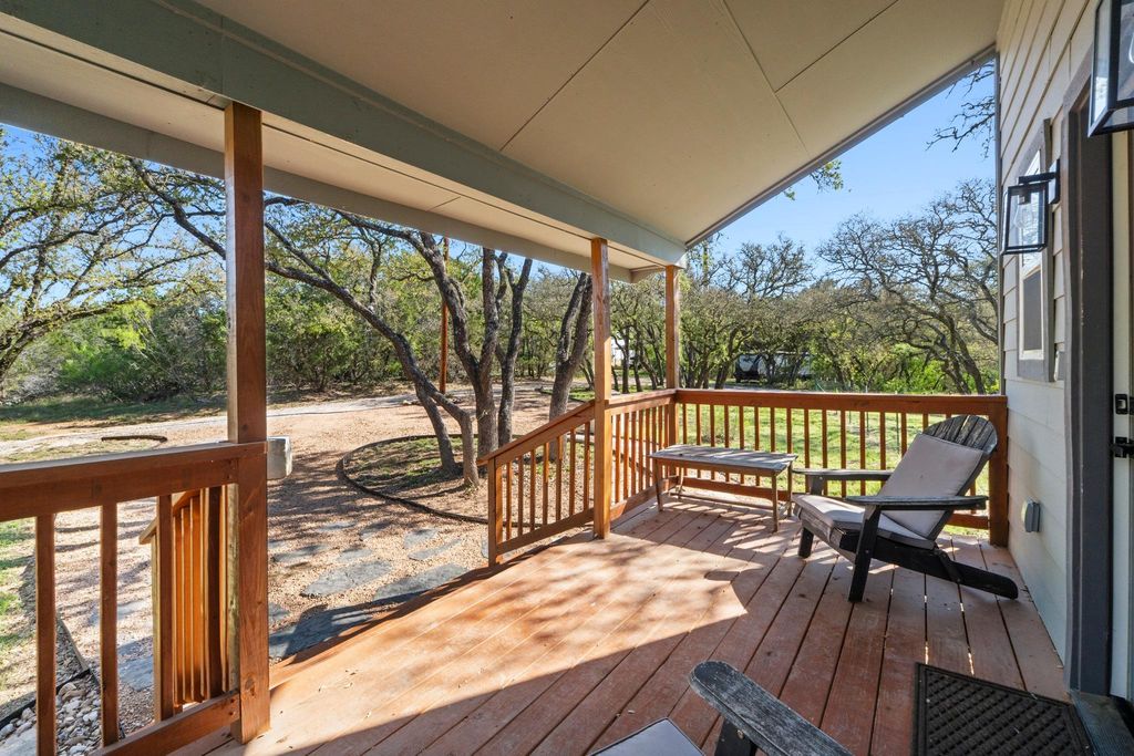 205 Shadows DR, Spicewood, TX 78669