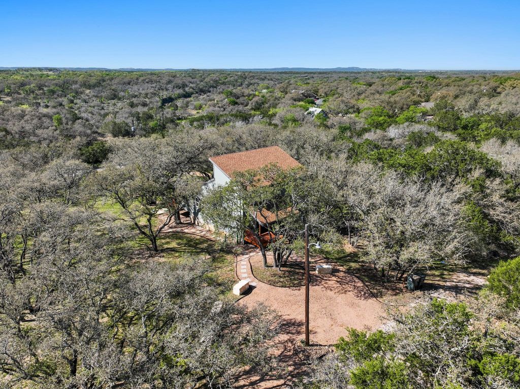 205 Shadows DR, Spicewood, TX 78669