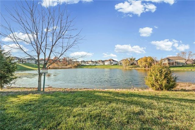 814 NW Hickory Ridge Drive, Grain Valley, MO 64029