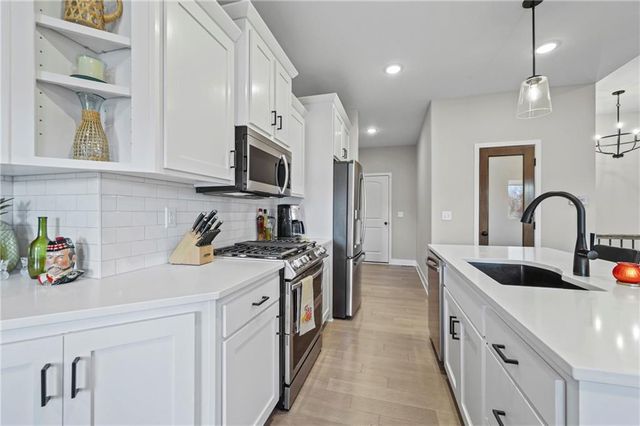 814 NW Hickory Ridge Drive, Grain Valley, MO 64029