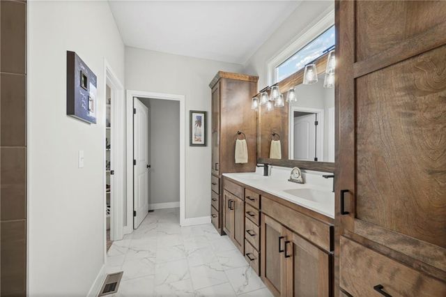 814 NW Hickory Ridge Drive, Grain Valley, MO 64029