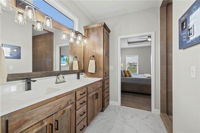 814 NW Hickory Ridge Drive, Grain Valley, MO 64029