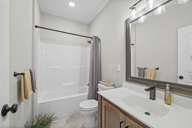 814 NW Hickory Ridge Drive, Grain Valley, MO 64029