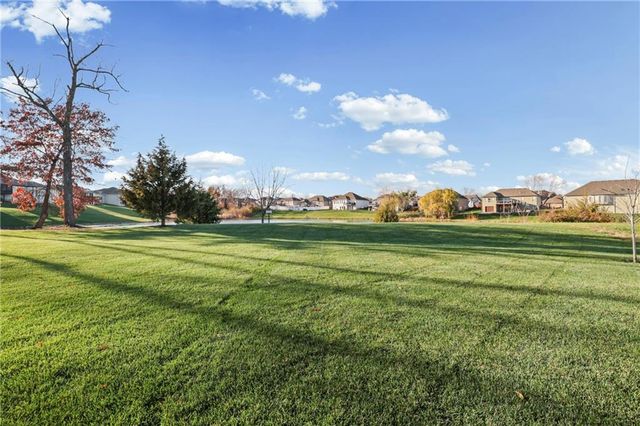 814 NW Hickory Ridge Drive, Grain Valley, MO 64029