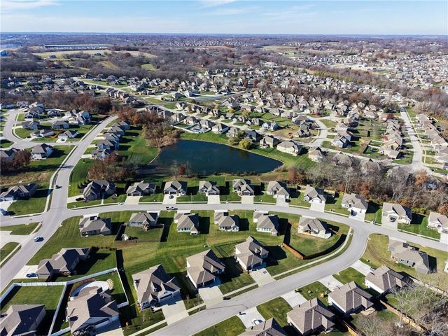 814 NW Hickory Ridge Drive, Grain Valley, MO 64029