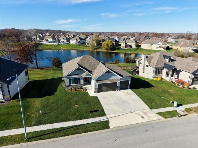 814 NW Hickory Ridge Drive, Grain Valley, MO 64029